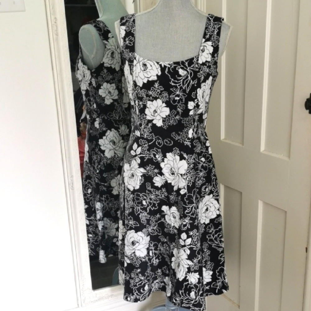 Jessica black/white floral sleeveless fit and flare dress. Size 8. EUC